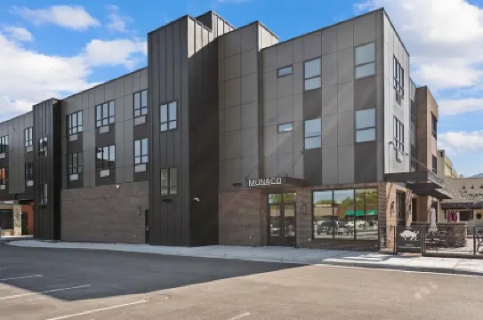 Beautiful New Downtown Columbia Falls Condo near Glacier National Park!