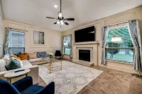 Updated 4 Bedroom Home Pool, Sleeps 8 Wifi Garage