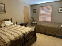 Country setting one mile from boat dock and beach .Now with Internet and Wi-Fi.