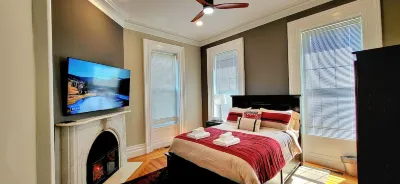 New 1st floor - One block to Restaurants, Shops, Cafes, Music, Spas -near Track! Hotels in 