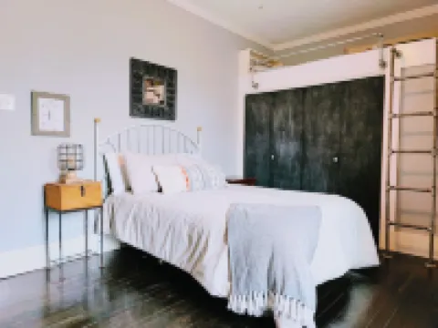 The Conner House-Walk to Magnolia!