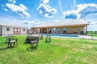 Weekend Getaway - Country Oasis Pool, Hot Tub, Texas Longhorns & Event Venue