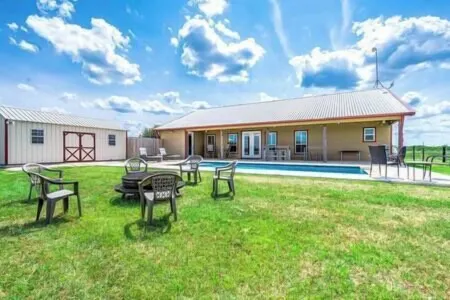 Weekend Getaway - Country Oasis Pool, Hot Tub, Texas Longhorns & Event Venue