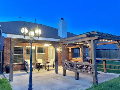 New, beautiful 5 BR, 10 beds, near AT&T Stad,Joe Pool, Sixflag, and pet friendly Отели рядом с достопримечательностью «Парк Эпик Сентрал»