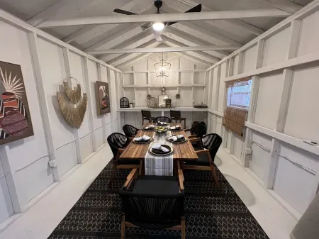 Remodeled Riverside Cottage w/sunroom, She-shed. Walk to golf, tennis, Botanica, Отели рядом с достопримечательностью «The Keeper of the Plains»