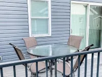 Cozy Home-Close to Lake & Centrally Located! フェアモントのホテル