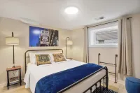 Berwyn Bungalow - Explore Chicago from a Modern, Hip Bungalow vacation home.