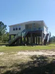 Raised 3 bed 2 bath house with canal access to Wolf River Hotel in zona World's "Largest Rocker"