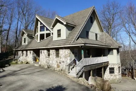 Perfect Mountain Retreat; Minutes from All the Laurel Highlands Has to Offer!