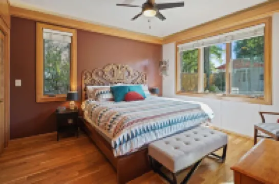 Downtown Craftsman with King Bed and Private Yard - Walk Everywhere