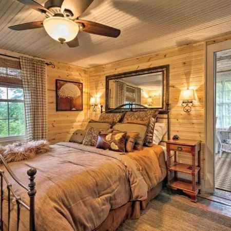 Historic Cabin in Little Switzerland w/Fire Pit-Walk to village and shops!