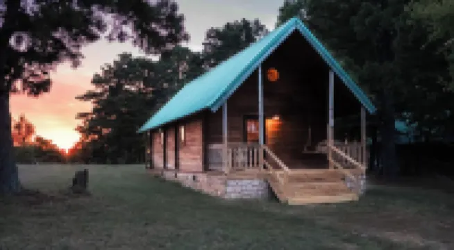 Charming cabin with loft, porch swing, AC, and WiFi on 295-acre peaceful retreat