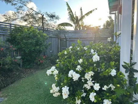 Dog friendly apartment close to beaches. Own private yard, garden and 2 decks. Отели в г. Маллауэй