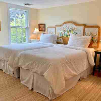 1820 Whaling Captain's Home - A Walk to a Coffee or Cocktail! Rooms