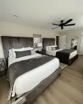 *New 3BR/2BA* ~ 200 ft Lake Frontage ~ Lakehaven