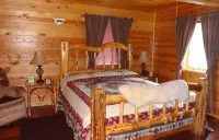 Red Blanket Cabin Near Crater Lake National Park