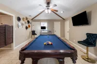 Cowboy pool, BBQ, pool table, firepit, fiber internet, WFH