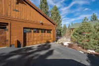 Condo w/ Beautiful Mountain View. Steps from Ski/Trails. Donner Lake. EV outlet