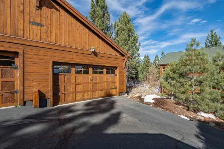 Condo w/ Beautiful Mountain View. Steps from Ski/Trails. Donner Lake. EV outlet