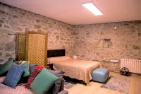 Studio apartment in a Basque country house with views of the garden.