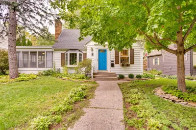Whimsical & Cozy Home, <1mile to lake, Arcade machine, Family Friendly, Quiet Hotels near Speedway