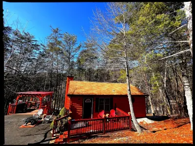 Time Out Inn- Comfy Cozy Private Smoky Mountain Cabin Hot Tub Video Games Hotels near Moonshine Ridge Country Store & Cafe
