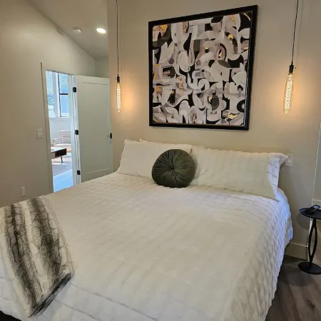 West Side 3BR/3BA - En suite layout, Pool&Hot Tub, nestled in oak covered hills!