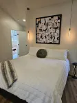 West Side 3BR/3BA - En suite layout, Pool&Hot Tub, nestled in oak covered hills!