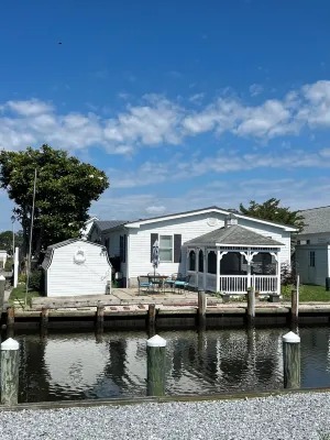 Waterfront Home Close to Beach Fenwick Float-ors附近的飯店