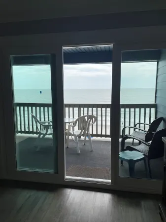 Beautiful Ocean Front Condo Garden City SC Отели рядом с достопримечательностью «TPC Myrtle Beach»
