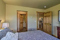 Great location with view and private hot tub!  Well-equipped 3 bedroom.