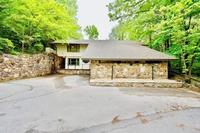 Private-5Bedrm/4King Beds, Hottub, Sauna, Game Rm, Office, 3 Pools!