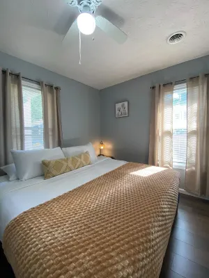Cozy 2 bedrooms House Hotels near American Freight - Appliance, Furniture, Mattress