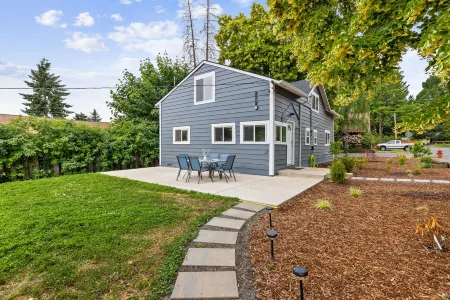 Charming White Salmon Family Home Отели рядом с достопримечательностью «Парк Марина»