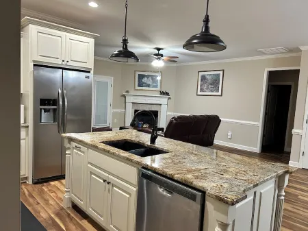 Charming 4-bedroom farm house retreat where luxury meets nature in Smithfield. Отели в г. Бун Хилл