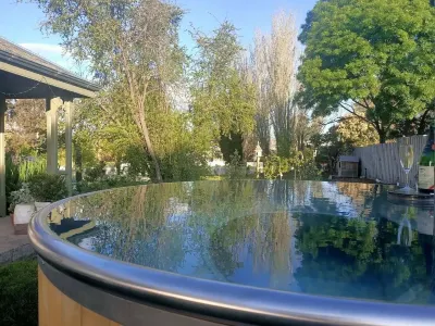The Vicarage At Clunes. Luxury French style villa. 오키프스 댐 비치 주변 호텔