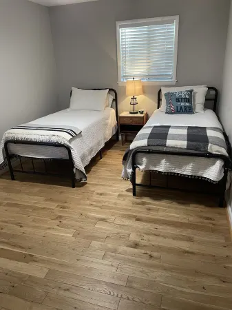 Peaceful 3 bedroom lakehouse w/private wooded lot. Отели рядом с достопримечательностью «North Georgia Premium Outlets»