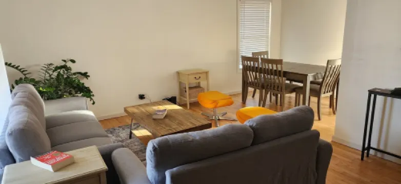 13 mil from lax and beaches. 11 miles from the forum and sofi. close to many. Hotels in Compton