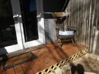 Comfy King suite with Private access and yard & Near Sea World/Fiesta Texas