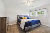 Adorable bungalow fully furnished - month to month rental.