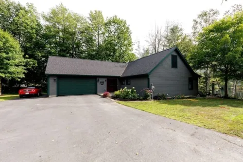 Camp Quality Time on Wilson Lake 3-bedroom, hot tub Hotels in Wilton