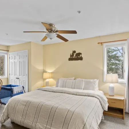 Two bedroom Condo With Mountain View And Fireplace