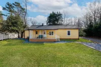 Near Downtown Waxhaw Mellow Yellow Suite A