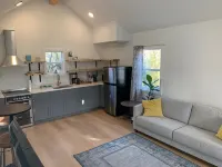 Cozy new studio - easy access to all West Seattle has to offer! Отели рядом с достопримечательностью «Хоум Депо»