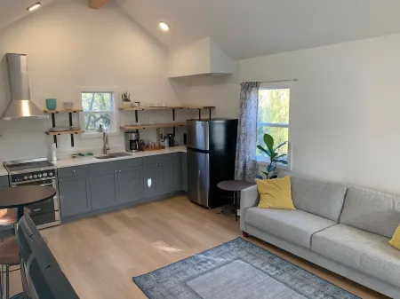 Cozy new studio - easy access to all West Seattle has to offer! Отели рядом с достопримечательностью «Алки Пойнт Лайтхаус»