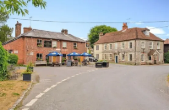 Secluded,  warm & cosy cottage - rural but  10 mins easy walk of shop/pubs.