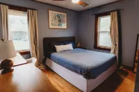 Cottage Retreat close to downtown New Buffalo. Sleeps 12, Pet friendly + Games!
