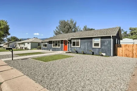 Royal Gorge Pool House- Heated Pool & Hot Tub!