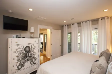 3 Br New Featured Renovation! Resort Privileges (pool, etc), very close to Ocean