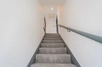 Beautiful 2 bedroom full-furnished semi-detached house with parking Hotels in Hythe